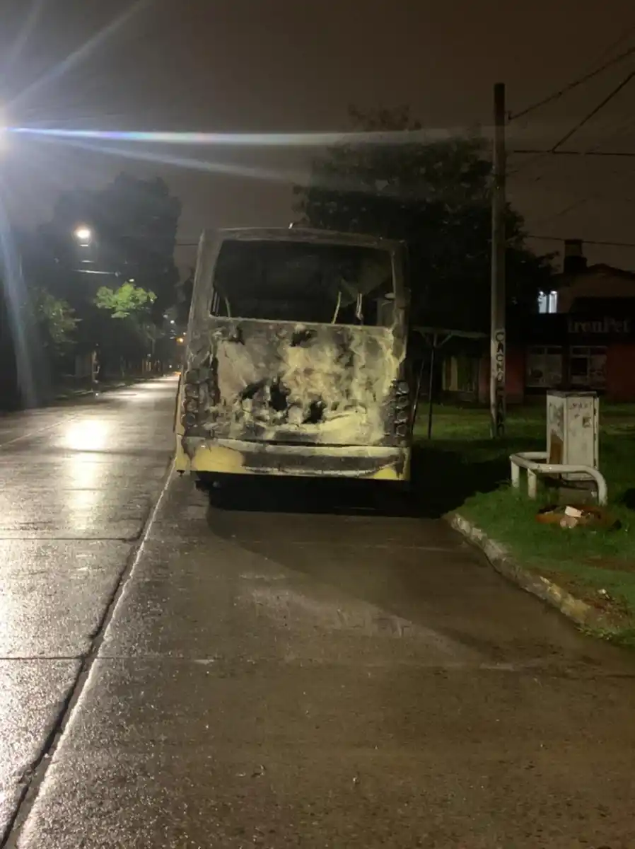 Al menos 15 colectivos de la Línea 7 se quemaron en un incendio