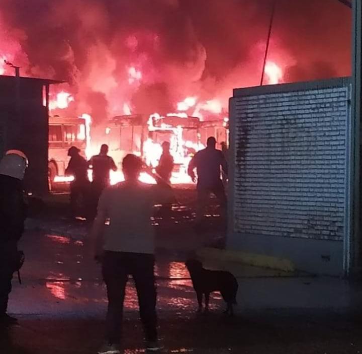 Al menos 15 colectivos de la Línea 7 se quemaron en un incendio