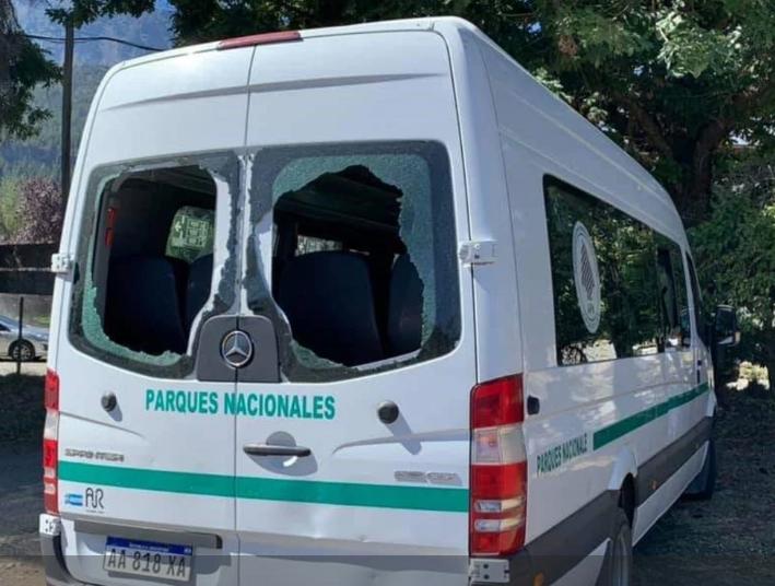 Así quedó la combi apedreada, en la que viajaba Alberto Fernández 