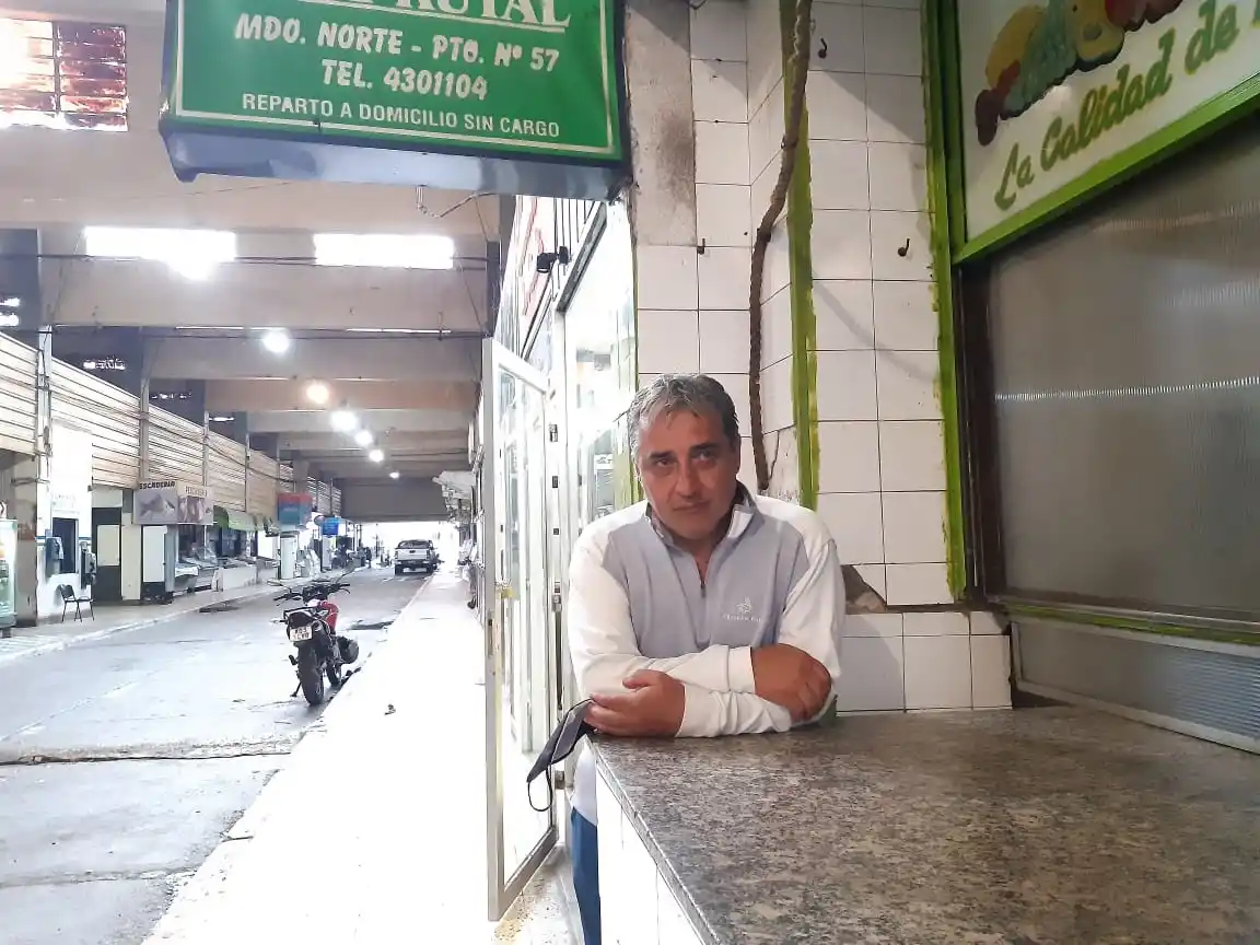 ANGUSTIA. Guizzarelli contempla acodado desde el mostrador de su local, en la calle interna del mercado. LA GACETA / FOTO DE MARTÍN DZIENCZARSKI