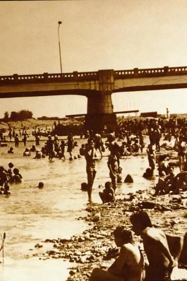 EL MISMO LUGAR, 40 AÑOS DESPUÉS. La foto de arriba se publicó en LA GACETA en el verano de 1981. La geografía y las costumbres sociales cambiaron. El balneario mutó en basural. archivo la gaceta