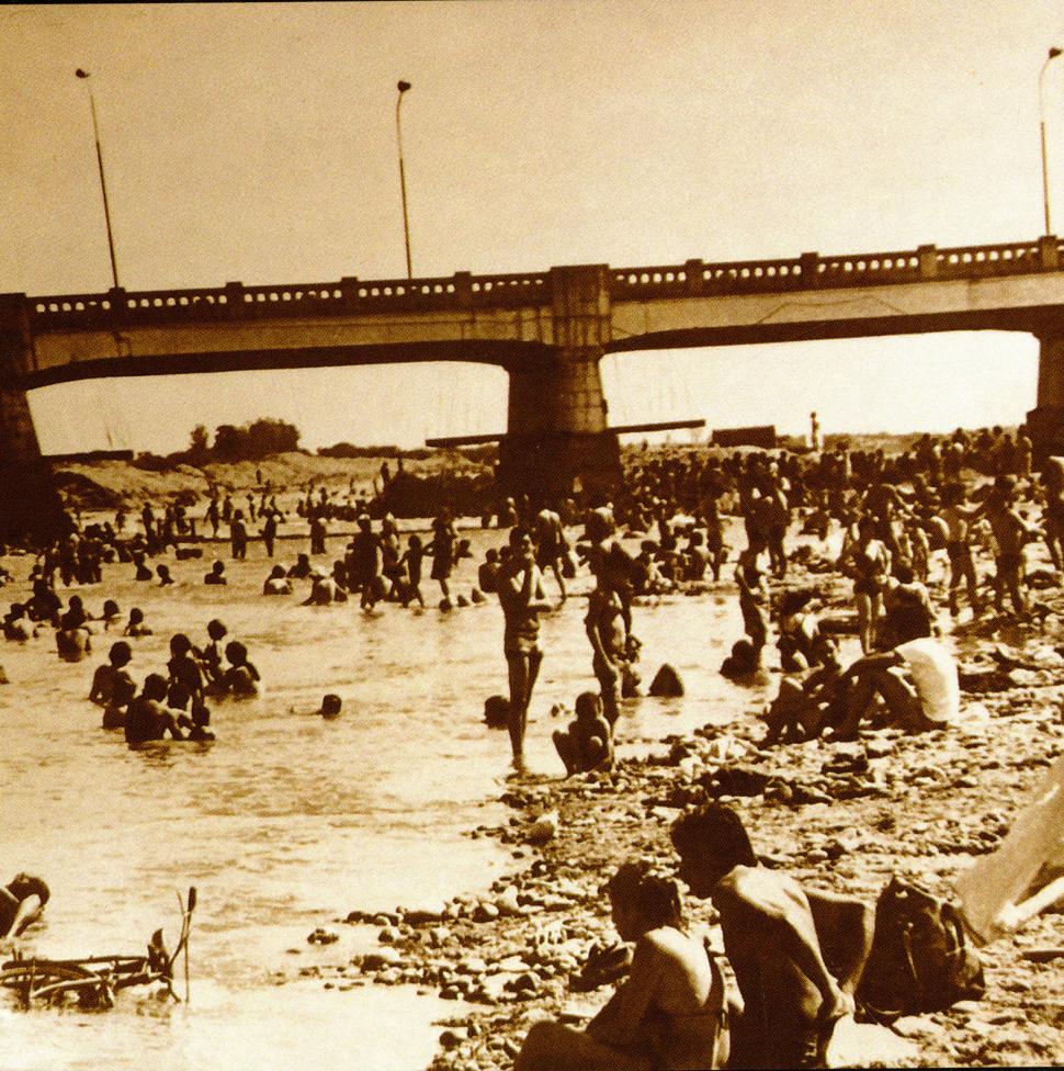 EL MISMO LUGAR, 40 AÑOS DESPUÉS. La foto de arriba se publicó en LA GACETA en el verano de 1981. La geografía y las costumbres sociales cambiaron. El balneario mutó en basural. archivo la gaceta