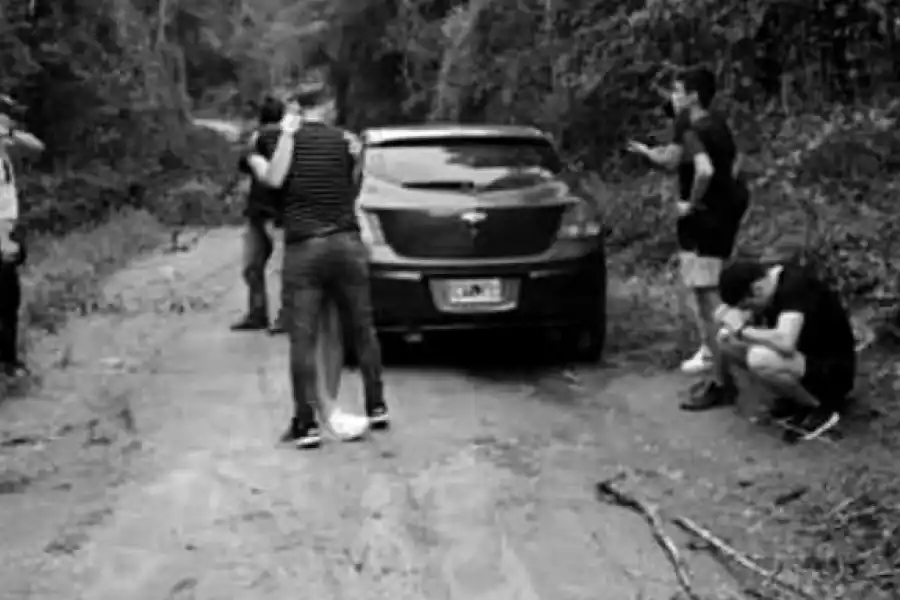 TENSIÓN. Familiares intentando llegar al lugar donde hallaron el auto.  