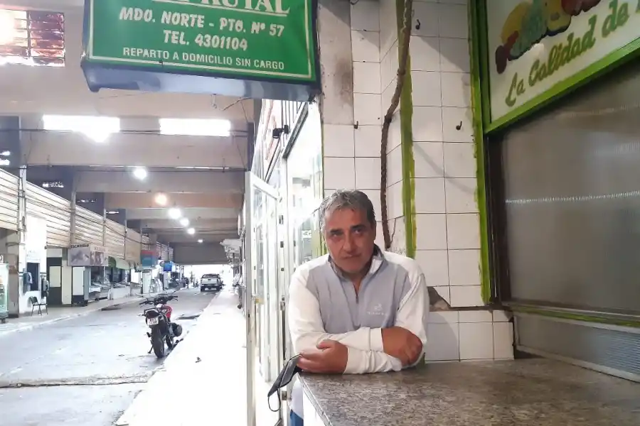 ANGUSTIA. Guizzarelli contempla acodado desde el mostrador de su local, en la calle interna del mercado. LA GACETA / FOTO DE MARTÍN DZIENCZARSKI