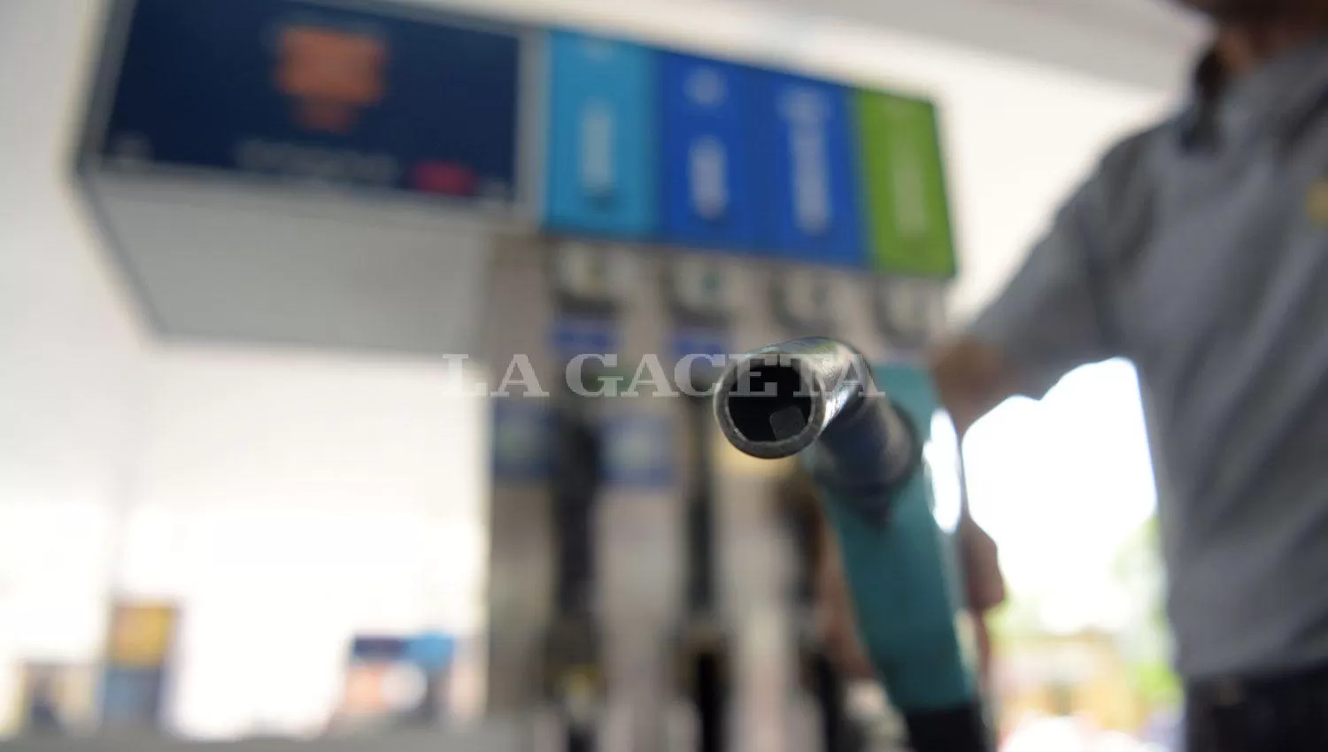 A medianoche YPF aumentará los precios de la nafta y el gasoil