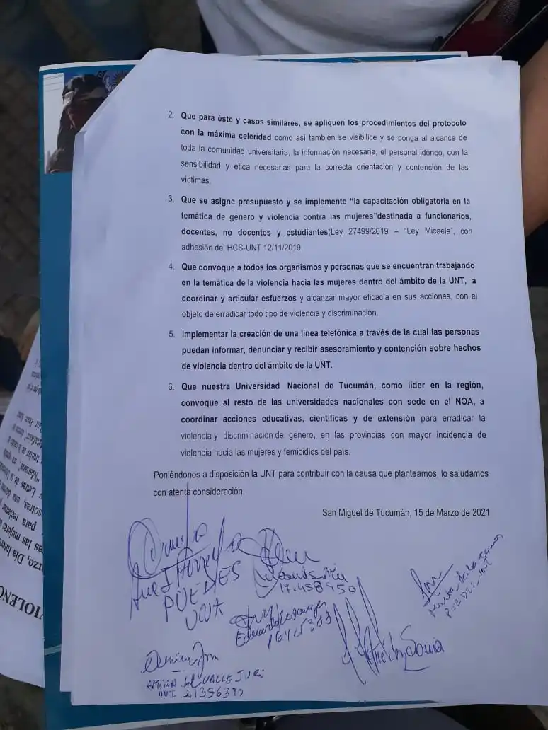Protesta frente al Rectorado: basta de violencia y de acoso en la UNT