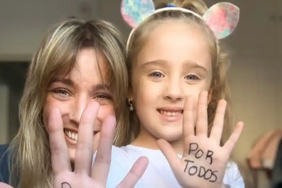 MENSAJE EN CUARENTENA. Dani e Isa exhortan a lavarse las manos.