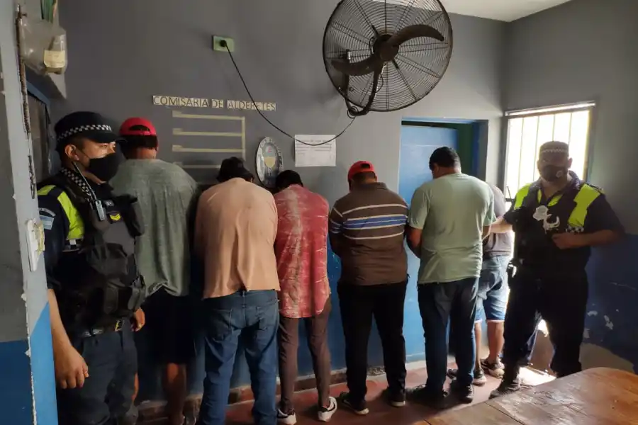 Con cuchillos, una mujer del Clan Acevedo y seis hombres intentaron desalojar a una familia