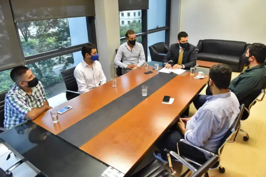 EN LA LEGISLATURA. Vargas Aignasse (a la cabecera) presidió la reunión.