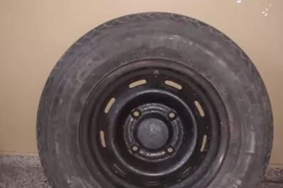 Estaba condenado y lo atraparon con una rueda que había robado