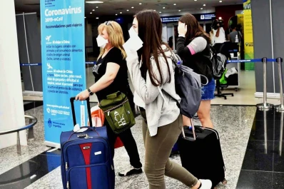 Detectaron a viajeros argentinos con certificados de PCR negativos truchos