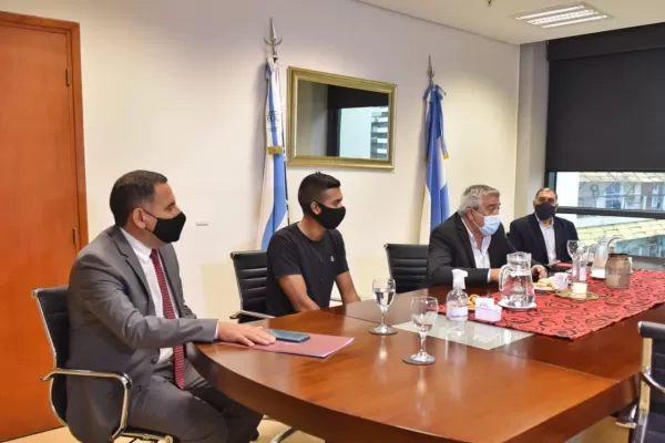 La Legislatura brindó un reconocimiento al bici-vigía, que evitó la fuga de un delincuente