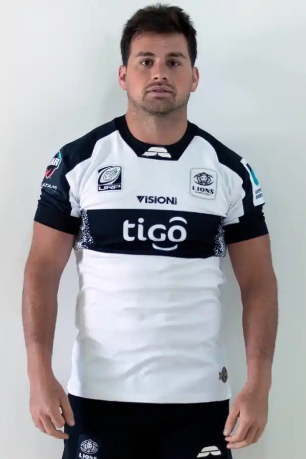 VESTIDO PARA JUGAR. Ledesma luce la camiseta oficial que Olimpia Lions de Paraguay usará durante el torneo que reunirá a seis equipos del Sudamérica.  