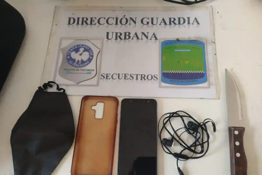 LOS OBJETOS SUSTRAIDOS. La Policía secuestró el celular de la víctima y el cuchillo del ladrón. Foto: Ministerio de Seguridad