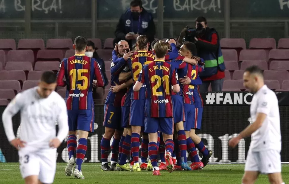 LO QUIEREN ABRAZAR TODOS. Tras el gol de Messi, sus compañeros se acercaron a felicitarlo. 
