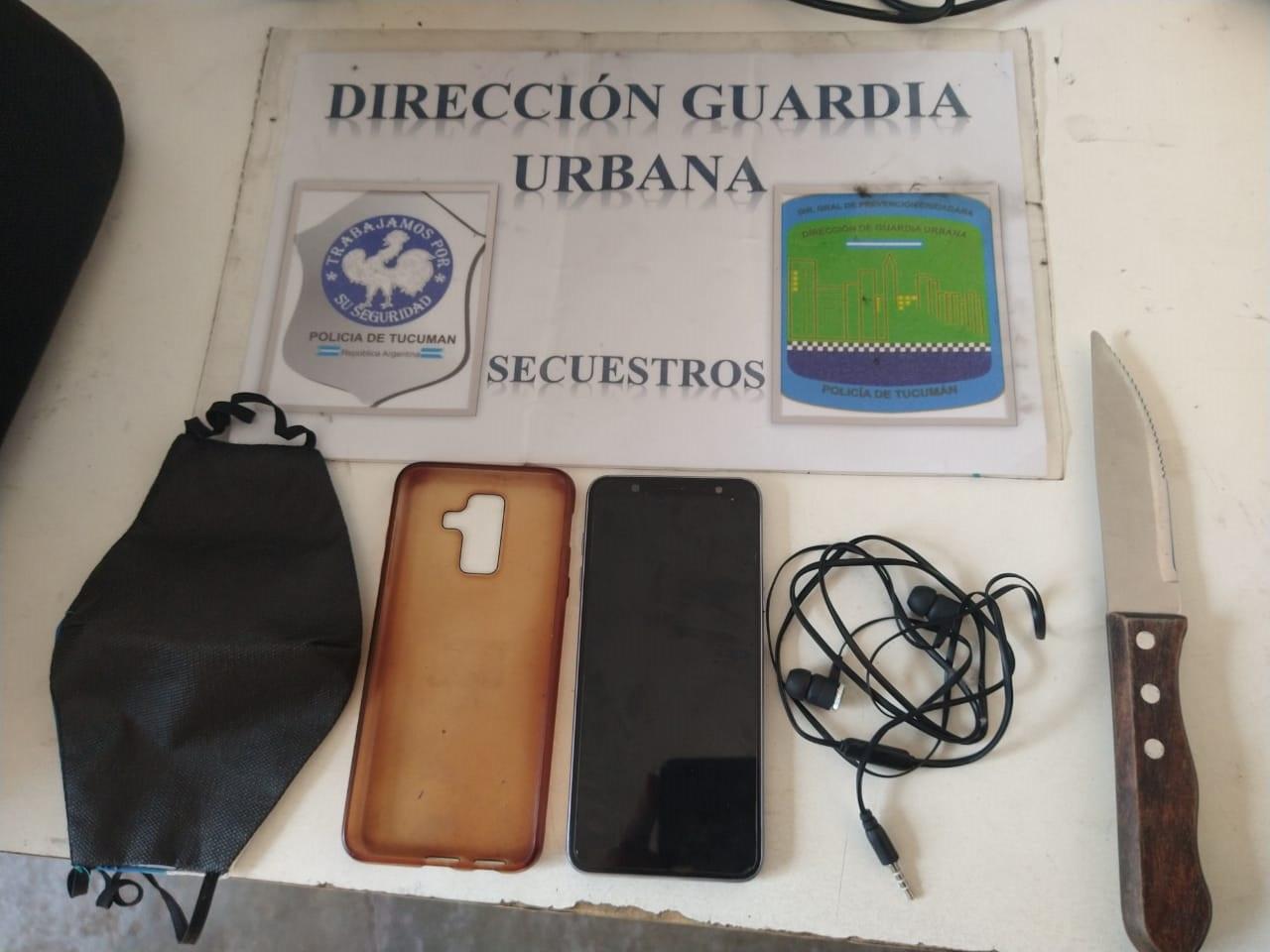 LOS OBJETOS SUSTRAIDOS. La Policía secuestró el celular de la víctima y el cuchillo del ladrón. Foto: Ministerio de Seguridad