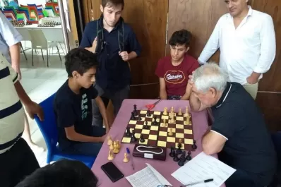 Tiene 15 años y es un Maestro para soñar en el ajedrez