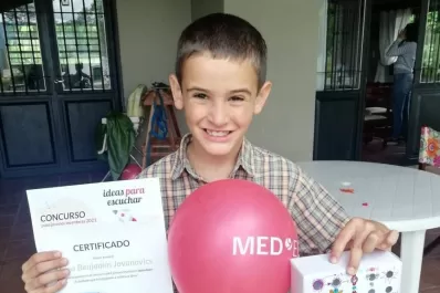 Un niño tucumano inventó un sensor de carga autónomo para las baterías de los implantes auditivos