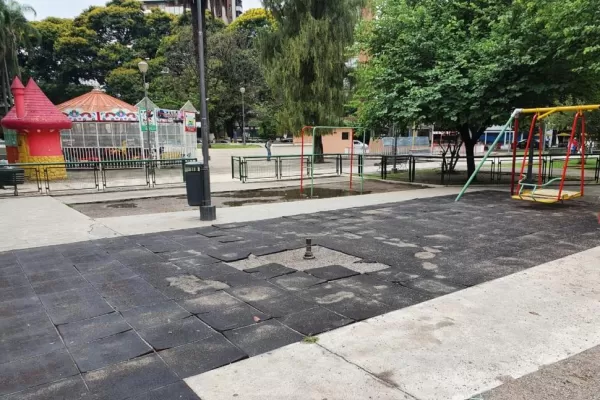Zona de juegos, zona de riesgo en la plaza Urquiza