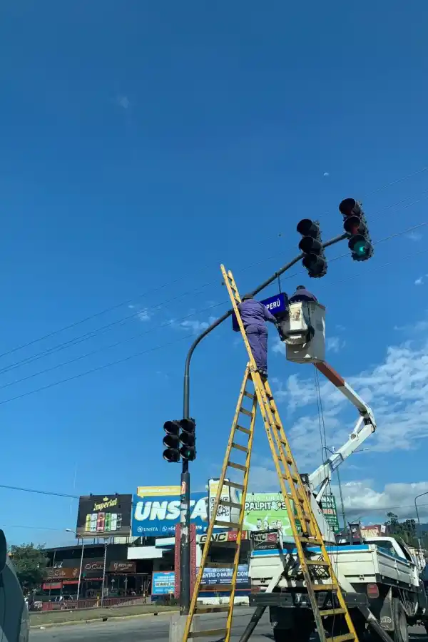 EN PLENA OBRA. Durante febrero fueron instalados los nomencladores en Mate de Luna entre Suipacha y Camino del Perú. 