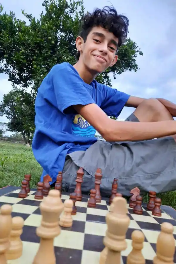 AUTODIDACTA. El entrenamiento de Medina se basa en leer libros, ver videos, analizar partidas famosas y luego practicar todo lo aprendido en el tablero.  