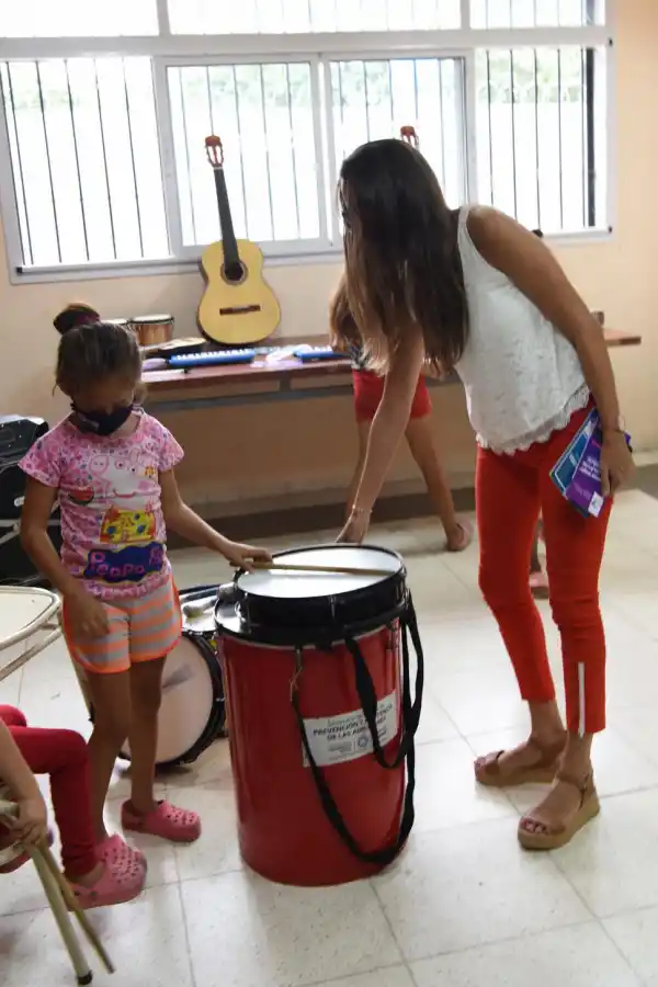 MURGA. La ministra compartió con los niños. 