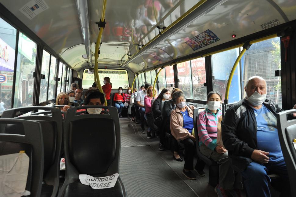 INCERTIDUMBRE. Los usuarios del transporte público soportaron 64 jornadas de paro el año pasado por el conflicto salarial de los choferes. la gaceta / foto de antonio ferroni