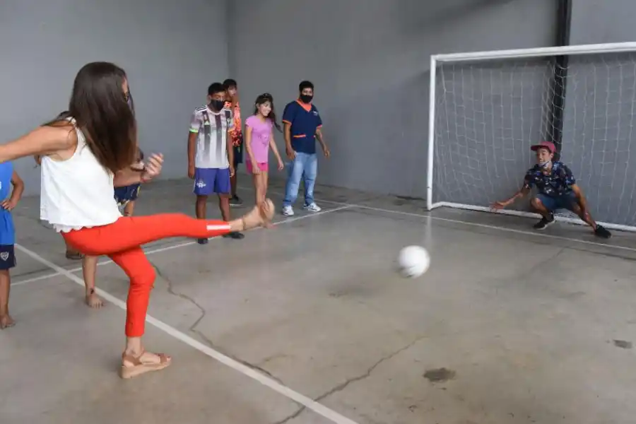 A LAS MANOS DEL ARQUERO. La ministra se sumó al partido y pateó un penal en sandalias. 