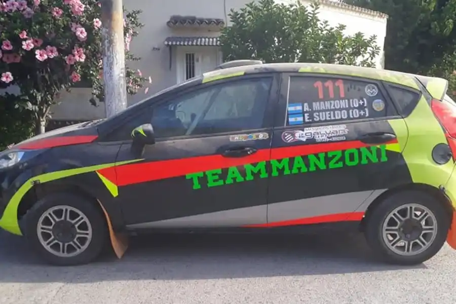 EN CARRERA. Alejandro Manzoni y Esteban Sueldo correrán con Ford Fiesta.