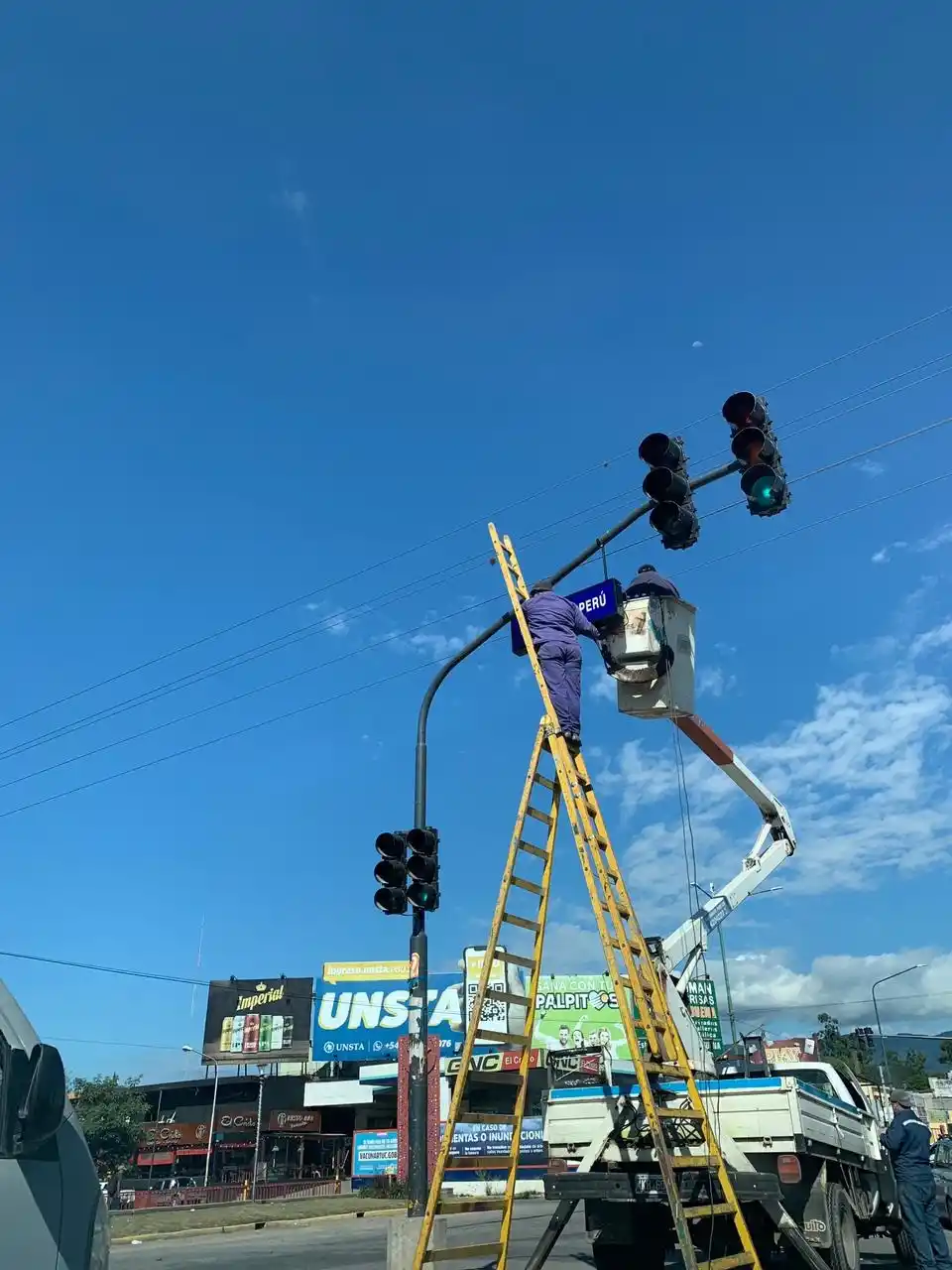 EN PLENA OBRA. Durante febrero fueron instalados los nomencladores en Mate de Luna entre Suipacha y Camino del Perú. 