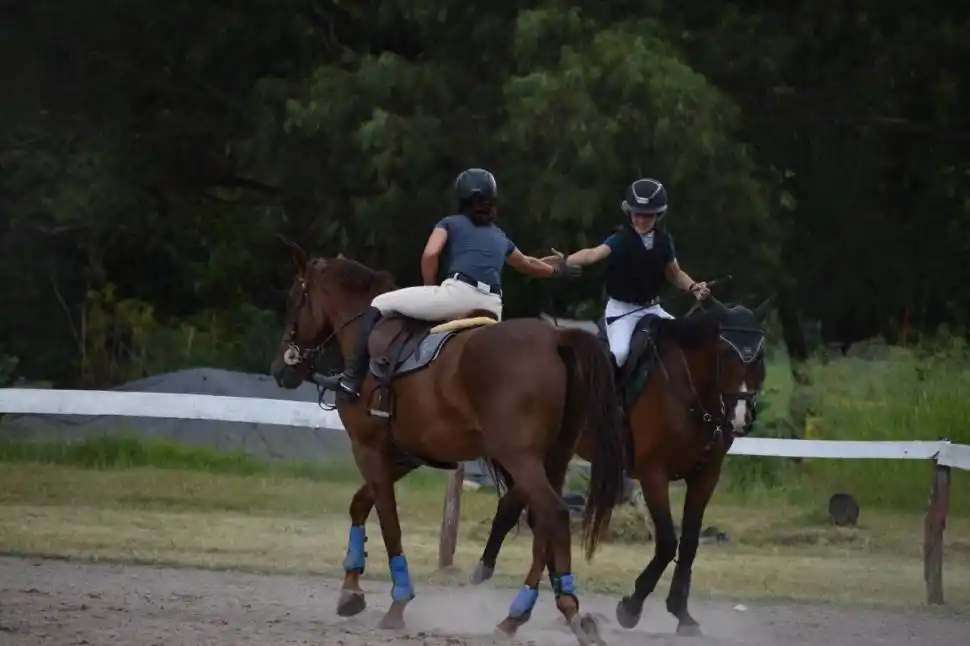 SALUDO. Sofía Brahim y Soledad Lemme, durante el certamen. 