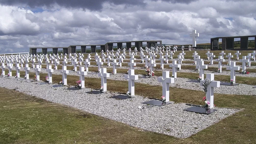 Argentina y Reino Unido acordaron nuevas identificaciones de soldados caídos en Malvinas