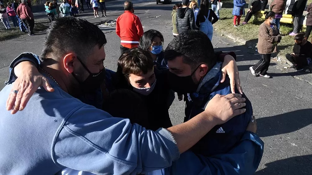 Vecinos celebran el hallazgo. Télam