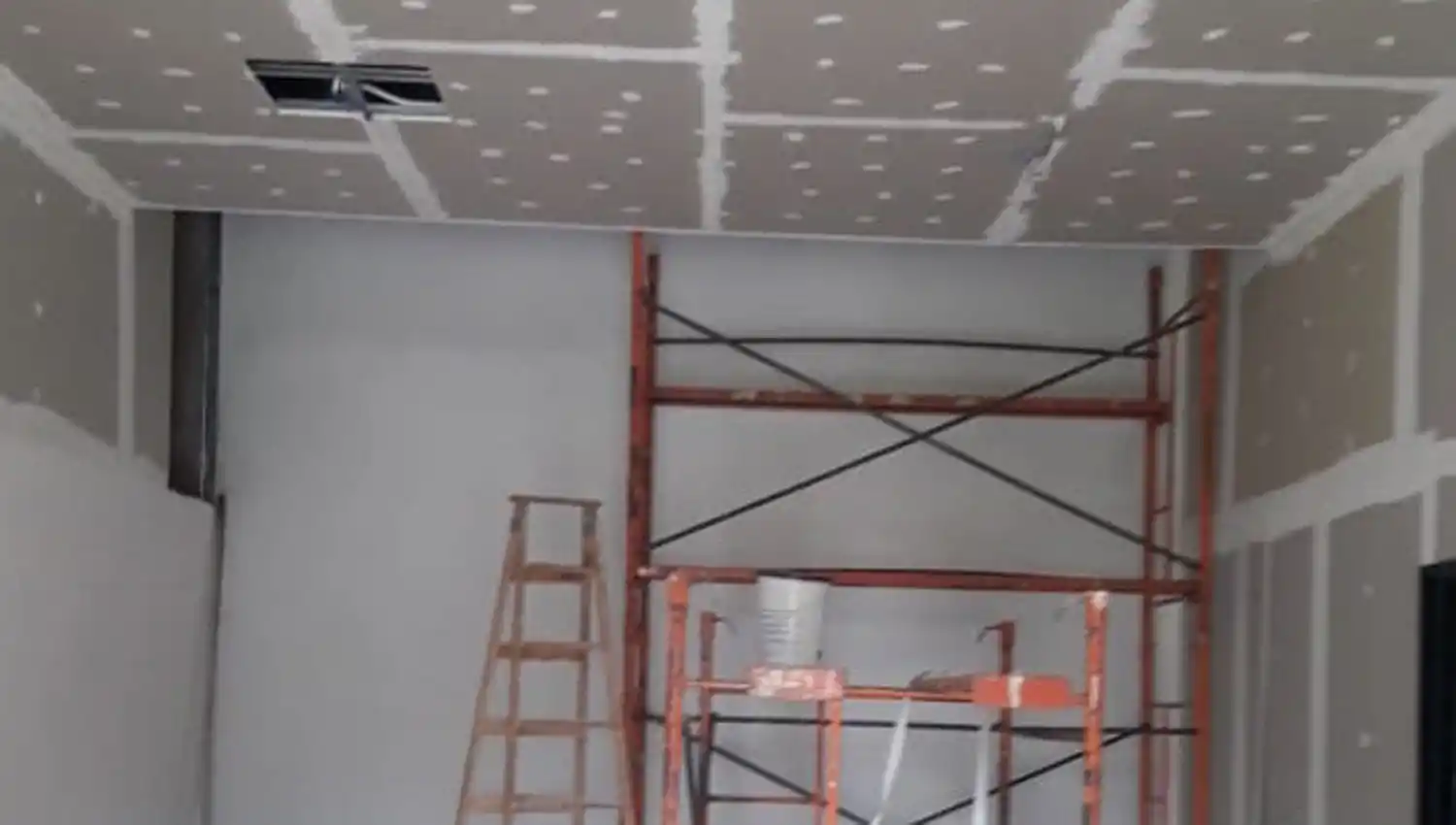 ACCESO. Ya colocaron los paneles en el hall, al que se anexan dos aulas para dictar talleres.