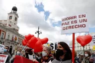 España legalizó la eutanasia y el suicidio asistido: detalles de la nueva norma