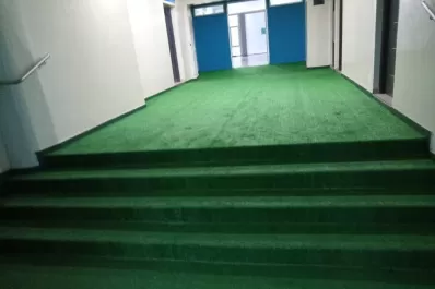 Atlético: instalaron césped sintético en la salida de los vestuarios hacia el campo de juego