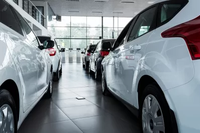¿Cuántos sueldos se necesitan para comprar un auto 0KM económico?
