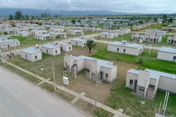 Manzur entregó 57 viviendas y ratificó la construcción de otras 3.600 casas hasta 2023