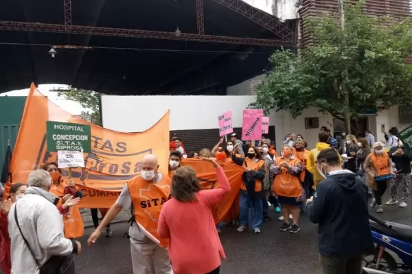 Paro y protesta: trabajadores de la Salud marcharon hasta la Defensoría del Pueblo