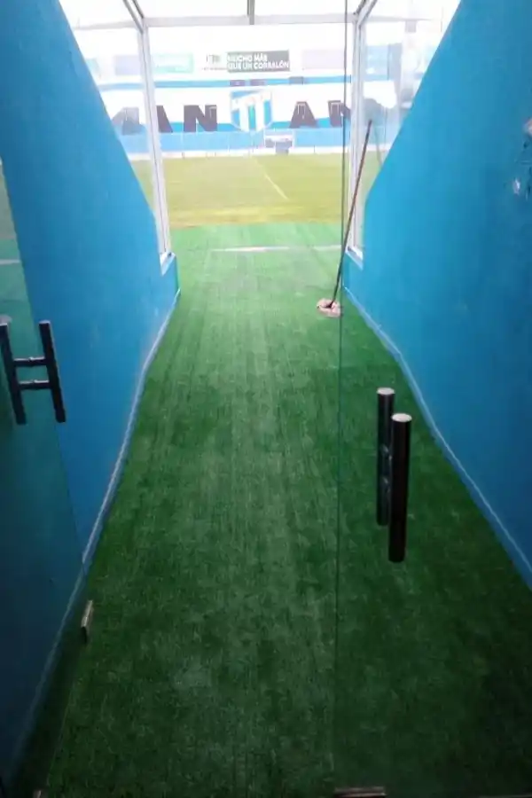 Atlético: instalaron césped sintético en la salida de los vestuarios hacia el campo de juego