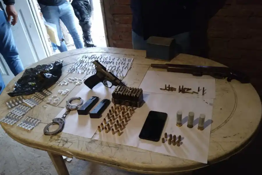 Investigan a una banda delictiva que tenía armas, motos, drogas y uniformes policiales