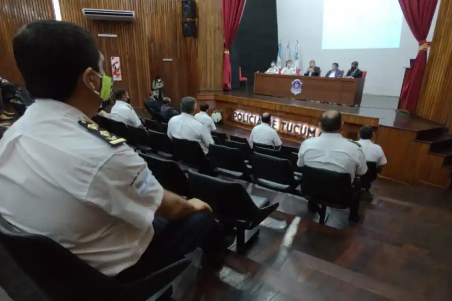 Comisarios y funcionarios intercambian opiniones sobre cómo combatir el delito en Tucumán. 