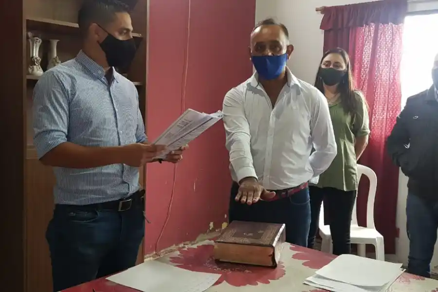 PRESTANDO JURAMENTO. Osvaldo Peralta asume como nuevo presidente del Concejo, en un centro vecinal.