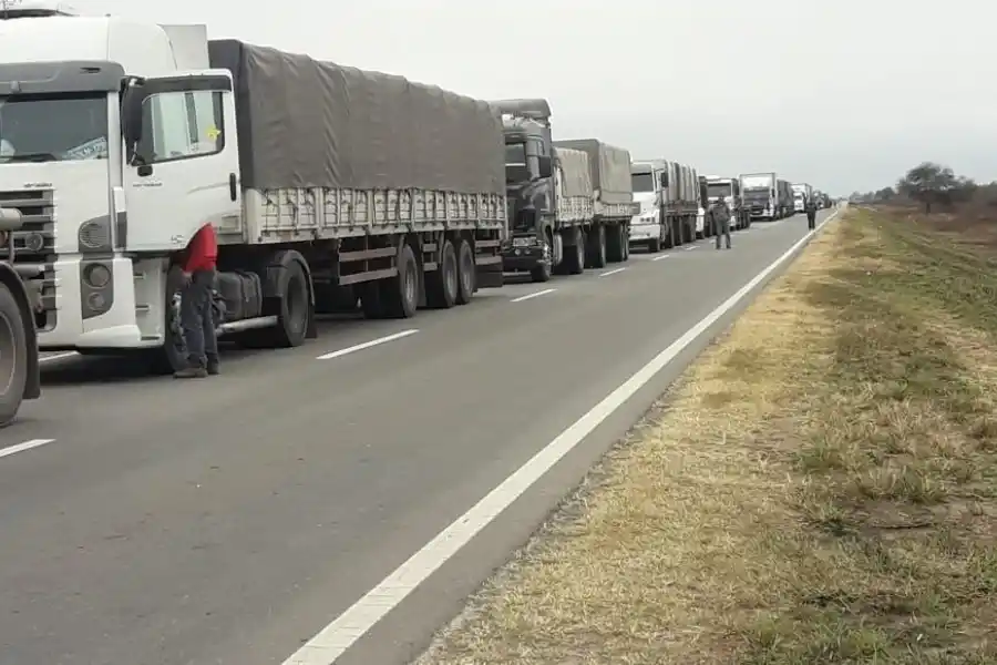 UNA POSTAL DE 2020. Una extensa fila de camioneros esperan cruzar la frontera provincial.