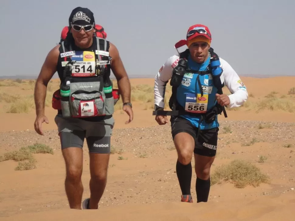 LISTOS PARA EL DESAFÍO. Sebastián Armenault (con el número 514) y Alejandro Lucena unirán Tafí del Valle con La Ramada. Recorrerán 150 kilómetros entre hoy y mañana. 