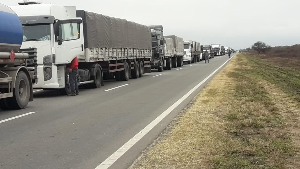 UNA POSTAL DE 2020. Una extensa fila de camioneros esperan cruzar la frontera provincial.