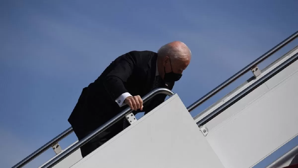 Biden se cae subiendo el avión presidencia. AFP