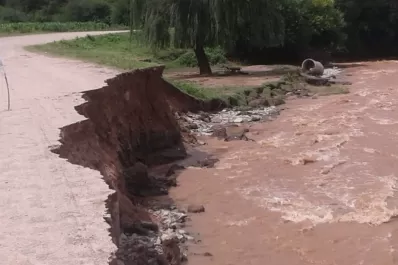 La ruta 305 está siendo comida por el río cerca de Las Lajitas
