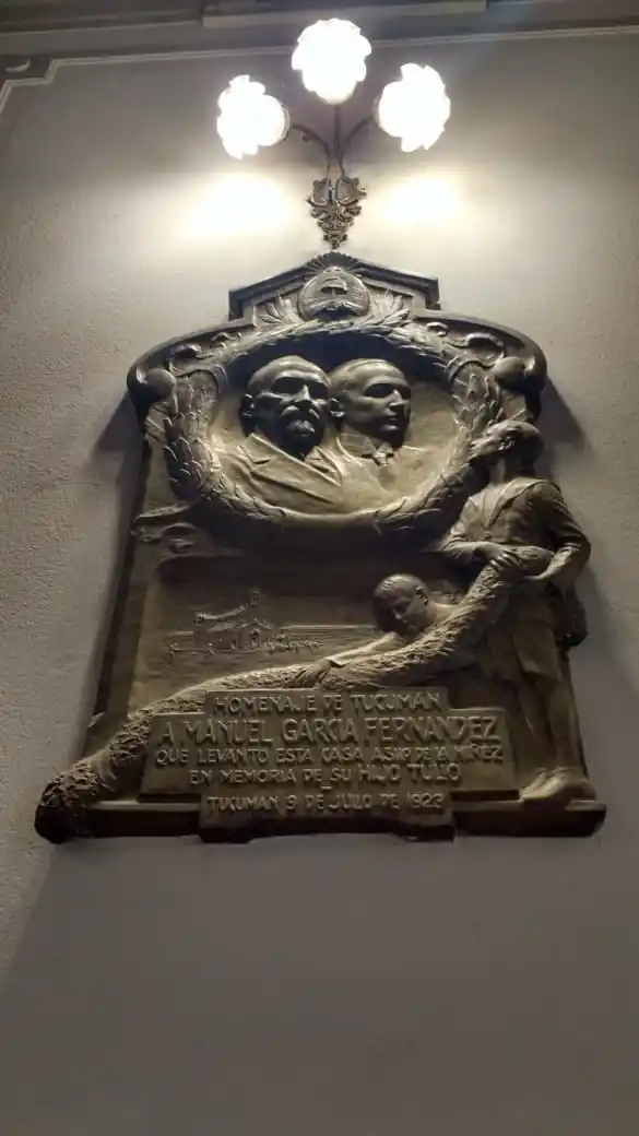 HOMENAJE. La placa que se colocó durante la construcción del colegio  