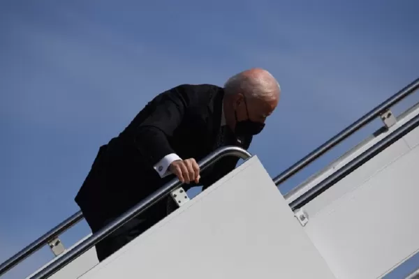 Video: Joe Biden tropezó y cayó cuando subía al avión presidencial